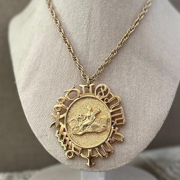 Vintage Zodiac Signs Oversized Gold Tone Pendant Necklace - Picture 1 of 4